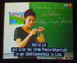Standbild: Astrid mit Eifer bei ihrem Praxis-Unterricht in der Gehrlosenschule in Linz.