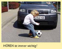 spielendes Kind auf der Strae vor dem Auto: HREN ist immer wichtig!