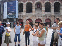 gehrlose Reisegruppe in Verona