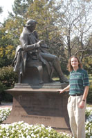Dr. Christian Vogler vor der Statue von Thomas H. Gallaudet und seiner ersten Schülerin Alice Cogswell auf dem Gallaudet Campus