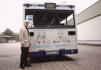 So können Wuppertaler so ganz im Vorbeifahren einige Gebärden lernen: Gebärdenbus