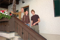 Daniela und Steve mit dem Meister S. Brugger zusammen vor ihrem neuen Zuhause in St. Georgen  in Sdtiriol
