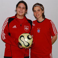 Auf dem Foto: Futsal-Weltmeisterin Anja Schorer (li.) und U19-Europameisterin Katharina Baunach vom FC Bayern München (re.)