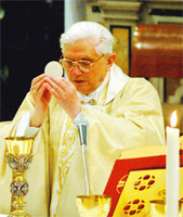 Papst Benedikt bei der Messe