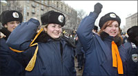 Ukrainische Polizistinnen demonisieren Juschtschenko