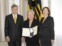 Verleihung: Bundespräsident Horst Köhler mit Frau und Gerlinde Gerkens