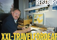 Hermann Eder in seinem Reisebüro XXL - TRAVELFORDEAF